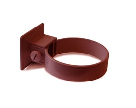 Plastmo rørholder i brun plast til Ø75 mm rør, med skrue og vægplade, viser dens monteringsklare design.