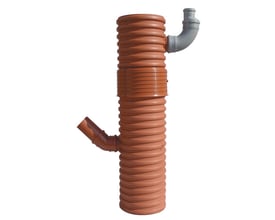 Uponor tagnedløbsbrønd med 315 mm opføring og 110 mm afgang, vist med brun, ribbet brønd og drejet bøjning øverst.