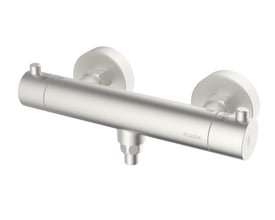 ADORA Circum brusetermostatarmatur i børstet rustfrit stål med to greb på hvid baggrund.