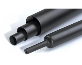 Mellemvægget krympeflex med lim RGM i sort, 33/8 mm diameter, vist med flere lag til demonstration af krympning og en limfyldt ende.