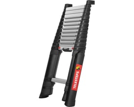 Telesteps Prime Line teleskopstige i lukket tilstand, viser det trekantede design på vangene og de brede, skridsikre trin i aluminium.