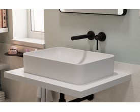 Hansgrohe Zesis S indbygningsarmatur i mat sort, vist over en rektangulær hvid håndvask på en hvid hylde.