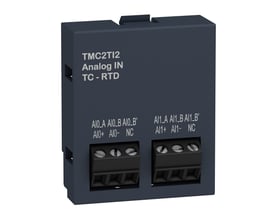 Detaljeret billede af Schneider Electric TMC2 indstikskortet, viser mærkningerne for analoge indgange og skrueklemmerne til tilslutning.