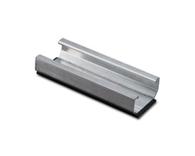 Novotegra kort skinne C24 i aluminium med formonteret EPDM tætningsliste, klar til montage på trapezplader.