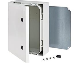 Nærbillede af Fibox Arca vægskabets komponenter, inklusive monteringsskruer og en metalplade.