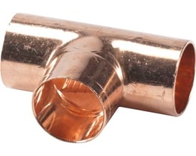 Lodde tee af ubehandlet kobber, 22 x 22 x 15 mm, med muffer på alle tre ender til kobberrør.