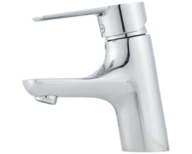 Stilfuldt Mora Cera B5 håndvaskarmatur i blank krom, vist isoleret på en ren hvid baggrund med fokus på dets elegante design.