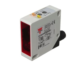 Carlo Gavazzi fotoaftaster PC50CNP06BAM1 med hvidt hus, rød frontflade og sort stiktilslutning, set skråt forfra.