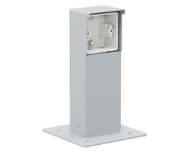 Niko Hydro stikkontaktsøjle i grå med flange og åbent kabinet til montering af modul. Designet til udendørs brug, 240x83x68 mm.