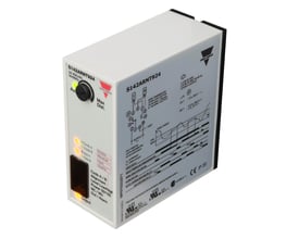 Carlo Gavazzi-fotoforstærkerrelæ med 24 VAC/DC, én kanal, to PNP-udgange og timerfunktion, set skråt forfra med betjeningsknap og indikatorlys.