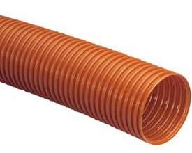 Wavin drænrør i PVC med standard slidser på 1,5 x 5 mm og en diameter på 113 mm, præsenteret på en hvid baggrund.