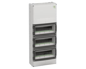 Spelsberg AK 42 Plus gruppetavle set fra siden, viser dens IP65-klassificerede kabinet med kabelindføringer og robust konstruktion. Standen er neutral.