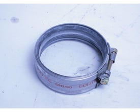 Powerkobling i rustfrit stål til 100mm SML rør, med justeringsskrue og monteringsdetaljer.