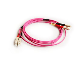 Lilla 20 meter fiberoptisk patchkabel med LC/PC til SC/PC konnektorer, OM4 duplex og hvid baggrund.
