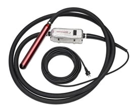 Professionel stavvibrator Spyder Pro med 36mm diameter og 5 meter slange, klar til brug på byggepladsen.