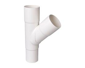 Plastmo hvidt grenrør Ø90x90mm med 45 graders vinkel, fremstillet af plast til ventilation.