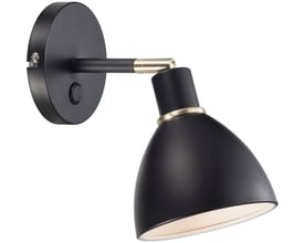 Detaljeret billede af Nordlux Ray væglampens sorte metaldesign med en gylden messingring og en justerbar arm på hvid baggrund.