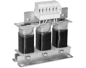 Schneider Electric motor choke ATV71, 90A, med tre spoler og hvid terminalblok, monteret på en metalbase.