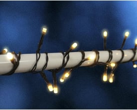 Nærbillede af Veli Line LED lyskæde med 120 varmhvide lys monteret på et hvidt rør.