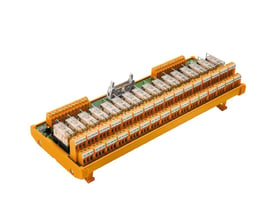 Weidmüller interface-modul med relæ, RCL LL2N, med rækker af relæer og orange skrueklemmer.