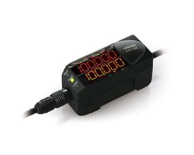 Omron ZX2-LDA41 laserforskydningssensor med digital skærm, der viser 100.000, med PNP-udgang og kabel.