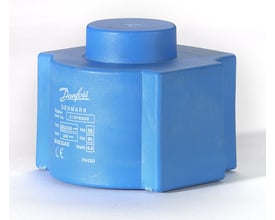 Nærbillede af blå Danfoss spole til magnetventil, viser detaljer om mærkning med volt og watt.