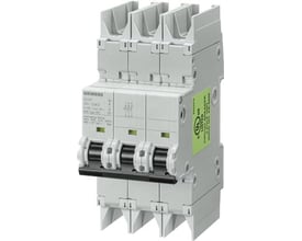 Siemens SENTRON 5SJ4 3-polet automatsikring på 32 A med C-kurve og 10 kA, set skråt forfra i gråt kabinet.