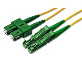 Gul duplex fiberoptisk patchkabel med SC/APC og E2000/APC konnektorer og 2mm LSZH kappe.