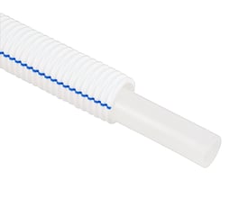 Nærbillede af Uponor 16x2,2mm RIR Aqua rør, der viser den glatte inderside og den korrugerede hvide yderside med blå stribe.