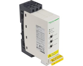 Schneider Electric Altistart 01 softstarter til 3-fasede motorer op til 22A og 5,5 kW, vist med frontpaneler og tilslutningsklemmer.