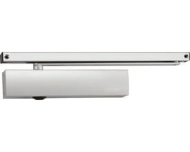 Geze TS5000 dørpumpe i sølvfarvet aluminium med tilhørende glideskinne monteret på hvid baggrund.