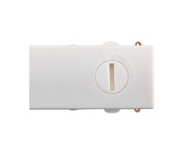 Detaljebillede af den hvide skinne til SLV NUMINOS XS spotsystemet, viser ON/OFF drejekontakt.