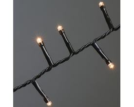 Konstsmide lyskæde med 1000 ravfarvede LED'er og sort plastikkabel, vist på grå baggrund.