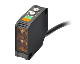 Omron fotoelektrisk sensor E3JK-RN12 med firkantet sort hus, rød LED og 2 meter kabel på hvid baggrund.