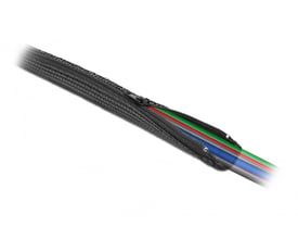 Sort DeLock braided sleeve med lynlås, der viser farverige kabler indeholdt i den på hvid baggrund.