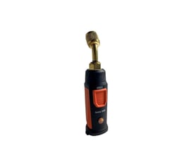 Testo 549i smart probe-trykmeter med sort og orange hus og en opadrettet, messingfarvet tilslutning.