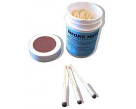 En åben beholder med Splintax røgtændstikker og låg ved siden af. Tre tændstikker ligger foran.