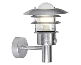 Nordlux Lønstrup 22 udendørs væglampe i galvaniseret stål med sensor og klar glas. Lampen har en E27 fatning og et 22 cm skærmdiameter.