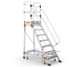 Mobil arbejdsplatform med 6+1 trin og selvlukkende rækværk, lavet af aluminium med orange detaljer.