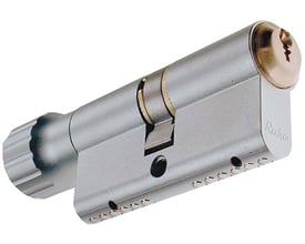 Assa Abloy indbygningscylinder 1605 + 10 + 10 i krom, vist skråt med cylinderkrop og nøgleåbning.