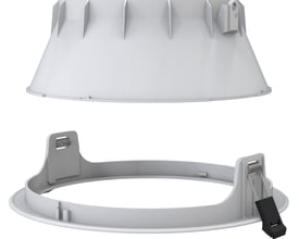 Komponenter til Ansell Lighting Comfort Downlight ACOM2/1, vist separat som overdel og monteringsring i hvid plast.