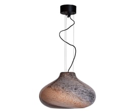 Enkel Mira pendel fra By Rydéns med blæst glas i naturmix, Ø 45 cm, med sort baldakin og sort stofledning isoleret på hvid baggrund.