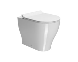 Hvidt GSI Tono back-to-wall-toilet med Geniusflush, set skråt forfra med lukket toiletsæde.