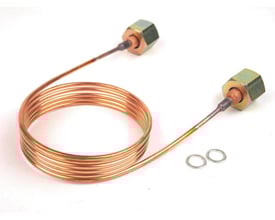 Nærbillede af Danfoss dæmpesløjfe med kobberkapillarrør og messingfitting, viser to tætningsringe ved siden af.