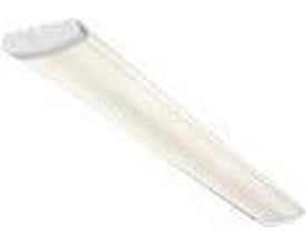 Hvidt, aflangt påbygningsarmatur med lysdiffuser fra Hide-a-lite, Liteline basic IP44 1200S, 38 W og 4000 K.