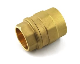 Nærbillede af Isiflo overgangskobling i messing, viser muffens indvendige gevind og 63 mm rørdimension, på hvid baggrund.