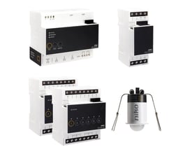 Niko Home Control basis startpakke med controller, 2 relæmoduler, buskobler og mini-PIR sensor, isoleret på hvid baggrund.