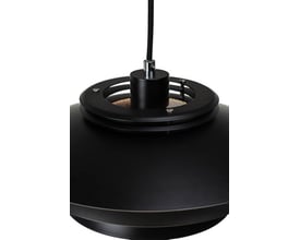 Tæt på toppen af EJKA pendel fra Dyberg Larsen i mat sort metal med synlig samling og sort stofledning.