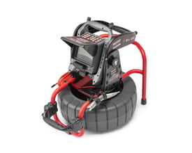 Set fra siden af Ridgid SeeSnake Compact C40 med CS6x Versa skærm, der viser kamerahovedet og skubbekablets integration.