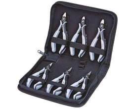 Knipex elektroniktang-etui åbent med seks ESD-tænger, holdt fast af sorte elastikstropper i etuiet af slidstærkt polyesterstof.